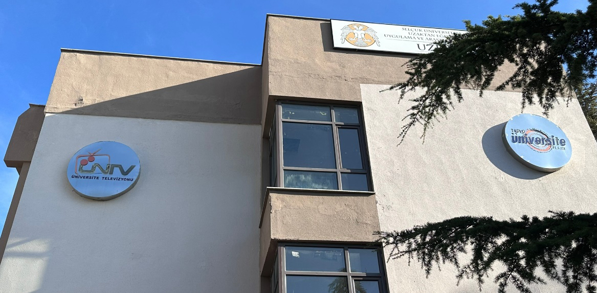 Selçuk Üniversitesi Radyo-Televizyon Yapım ve Yayıncılık Araştırma ve Uygulama Merkezi  (ÜN TV) Stüdyosu Akratek Tarafından Yenilendi